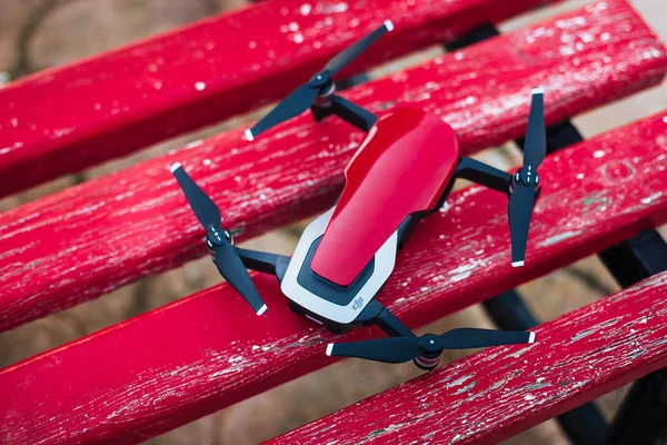 Sliema, Malta - 16 Ekim 2018: İle DJI indeks işlem Mavic hava drone üzerinde kırmızı ahşap Bank