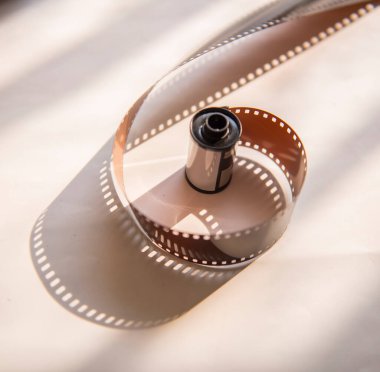 Klasik eski film kamerası, beyaz arkaplan 