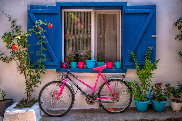 Bozcaada caddelerinde bisiklet. Ege Denizi 'nin kuzeydoğusunda yer alan bir Türkiye adasıdır. Popüler bir turizm merkezidir. Bozcaada, Türkiye, 15 Eylül 2019