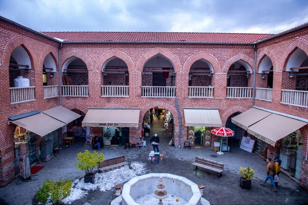 Geyve Han Osmanlı döneminde inşa edildi. Şu anda bir pazar olarak kullanılıyor. Bursa, Türkiye, Ocak 14.2017