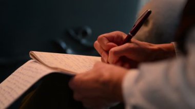 Masadaki deftere notlar yazan bir gazeteci. Dünya Gazetecileri ve Basın Özgürlüğü Gündüz Klibi için ideal sahne