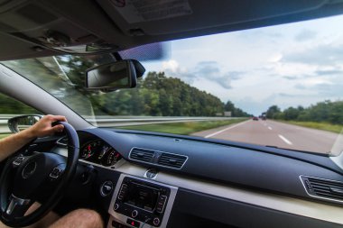 Seyahat Avrupa araba ile hızlı ve genç sürücü tarafından