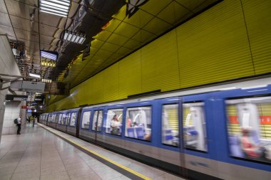 Münih U-Bahn içinde hareket şık modern platformlar ve istasyonları ile
