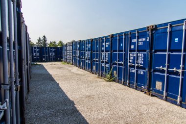 Merkezi Münih'te deniz konteynerler ile küçük depo
