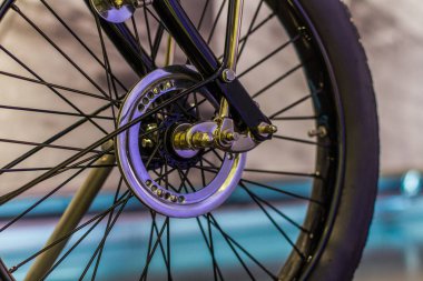 Eski motosiklet jantlar parlak tekerlek teli ile yakın çekim