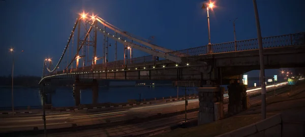 Panorama Noturno Ponte Pedonal Kiev Ucrânia Com Longa Exposição — Fotografia de Stock