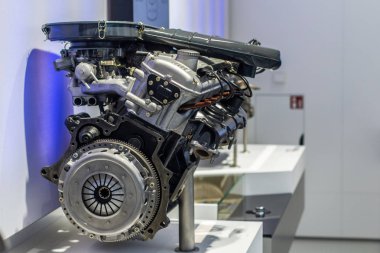 Efsanevi karbüratör spor motor, yeni, tam montaj gibi görünüyor