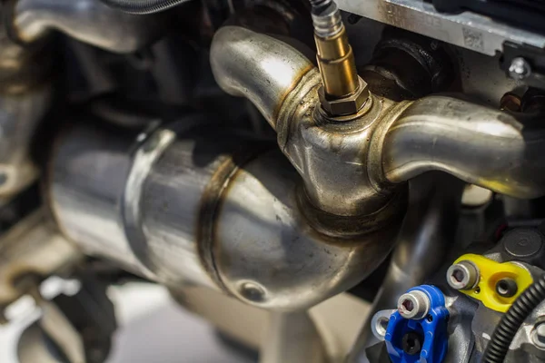 洗練されたパイプのスポーツ エンジンの排気部分のクローズ アップ — ストック写真
