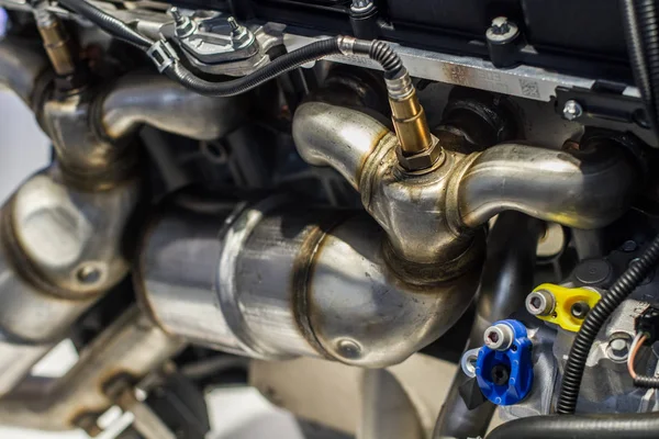 洗練されたパイプのスポーツ エンジンの排気部分のクローズ アップ — ストック写真