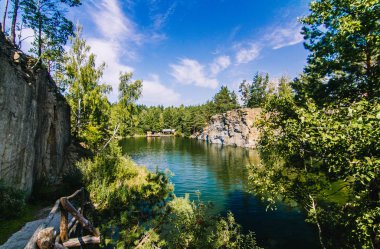 Korostyshiv Canyon, Zhytomir bölgede yeşil su ile derin göl ve Ukrayna ve köknar ormandaki mavi gökyüzü