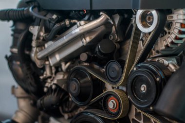Zamanlama ve serpantin kemer ile modern araba temiz bakmak motor