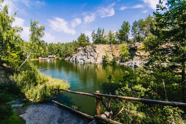Korostyshiv Canyon, Zhytomir bölgede yeşil su ile derin göl ve Ukrayna ve köknar ormandaki mavi gökyüzü