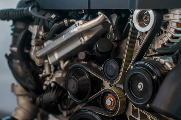 現代の車きれいに見えるエンジン タイミングと蛇紋岩帯 — ストック写真