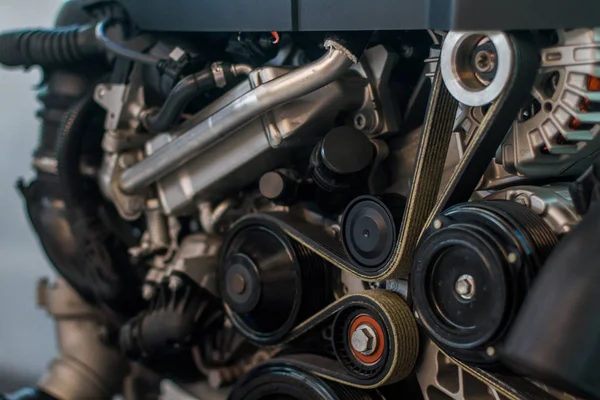 Zamanlama ve serpantin kemer ile modern araba temiz bakmak motor