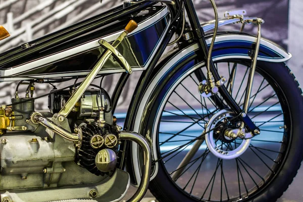 Oldschool Motorfiets Met Gepolijste Delen Vintage Wielen Open Motor — Stockfoto