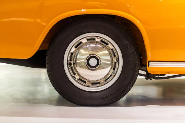 Jante Carro Polido Com Roda Preta Vintage Carro Laranja Com — Fotografia de Stock