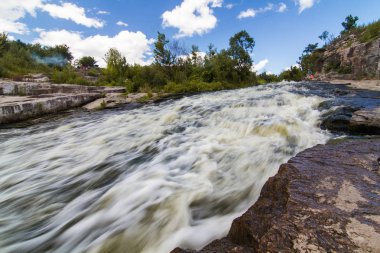 Buky, Cherkasy Bölgesi, Ukrayna swallow suyla Hirsky Tikych Nehri'nin ortasında küçük bir hızlı