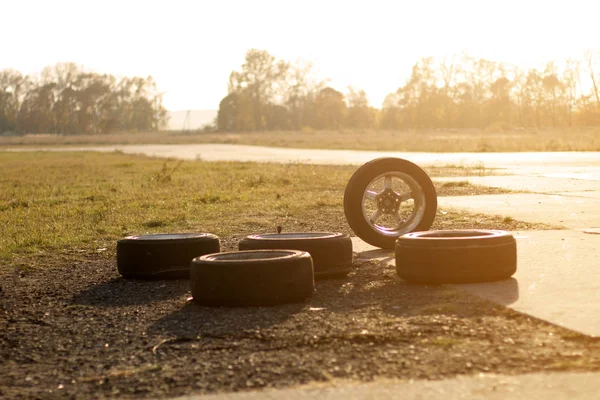 Wielen Van Gebruikte Drift Auto Bezig Met Zonsondergang Achtergrond — Stockfoto