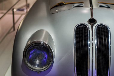 Eski gri metalik araba yakın çekim Far ve radyatör ızgara