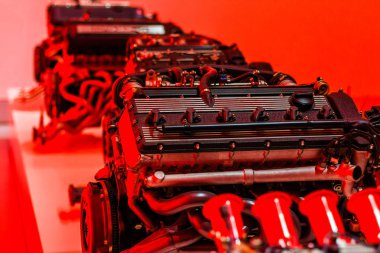 Kırmızı zemin üzerine efsanevi güç ile spor motor