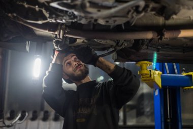 Beyaz delikanlı profesyonel araçlar ile araba tamiri 