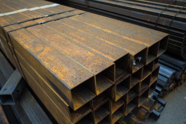 Paslı metal doku (demir veya çelik) üzerinde squre tüpler