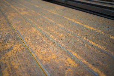 Paslı metal doku (demir veya çelik) üzerinde squre tüpler