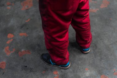 Grunge beton zemin üzerine kırmızı iş giysisi pantolon