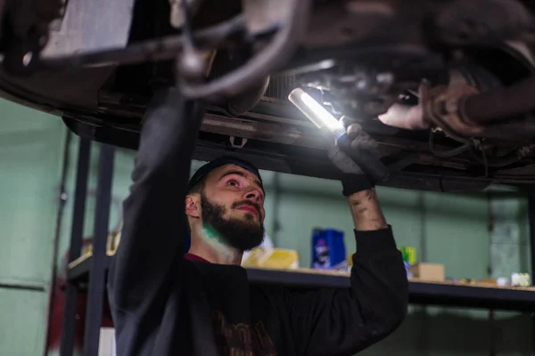 Kavkazské Mladík Opravy Automobilů Profesionálními Nástroji — Stock fotografie