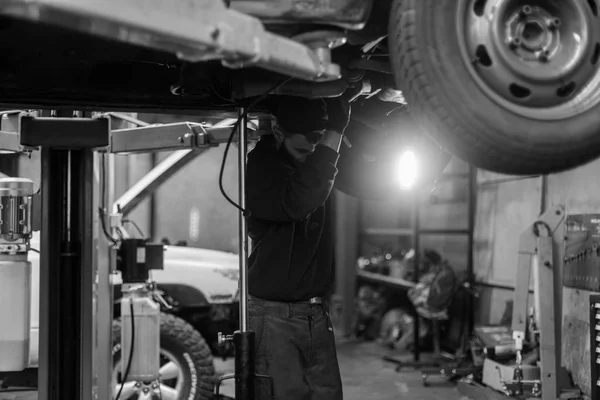 Young Caucasian Man Repairing Car Professional Tools — Stock Photo, Image