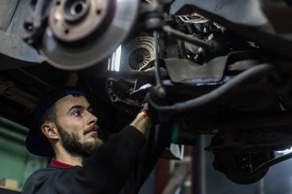 Kavkazské Mladík Opravy Automobilů Profesionálními Nástroji — Stock fotografie