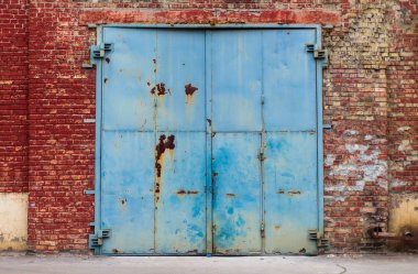 Kırmızı tuğla duvar doku eski paslı ambar girişi ile yaşlı