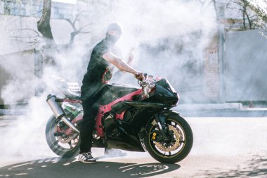 Stunt motosiklet tükenmişlik arka plan üzerinde parlak güneş ile