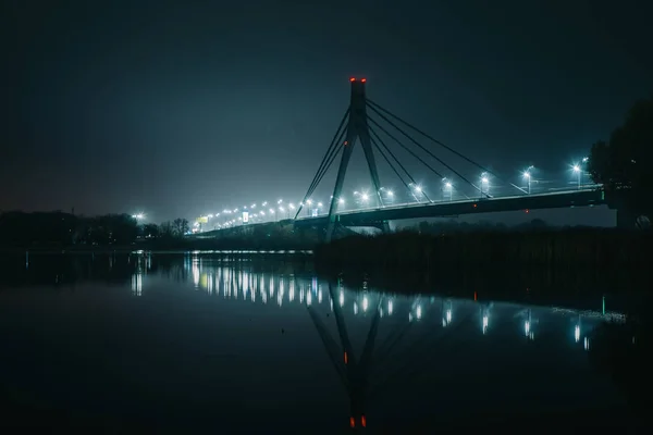 モスクワのノース ブリッジ ドニプロ川の美しい反射で照らされた Construktion の夜景 — ストック写真