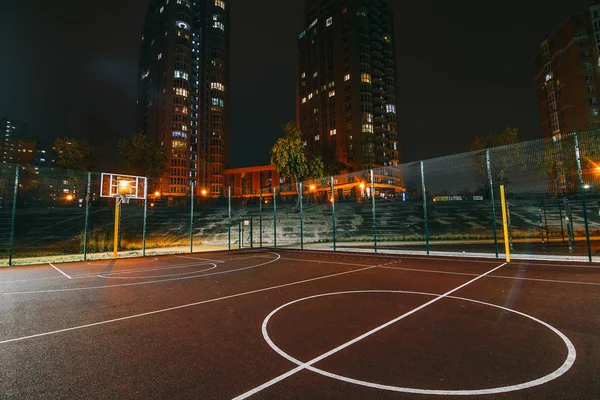 Işıklı basketbol Bahçesi Kırmızı kaldırım, modern yeni basketbol net ve arka plan üzerinde objektif mercek parlamaları. 