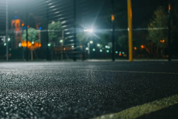 Işıklı basketbol Bahçesi Kırmızı kaldırım, modern yeni basketbol net ve arka plan üzerinde objektif mercek parlamaları. 