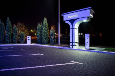 Otomatik lastik şişirme gaz istasyonu gece park yerinde shoted