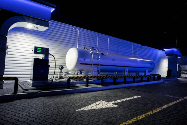 Mavi gece renkleri ile kimse arka planda bir Lpg İstasyonu