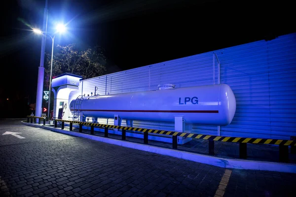 Mavi gece renkleri ile kimse arka planda bir Lpg İstasyonu