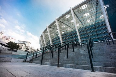 Arka plan üzerinde derin mavi gökyüzü ile Küpeşte kompozisyon tarihinde Milli Güvenlik Olimpyiskiy stadyum Kiev, Ukrayna