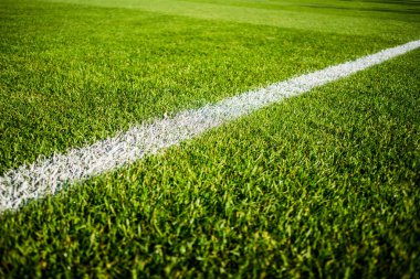 Yeşil parlak renkli çim saha futbol stafium, yakın çekim güzel bokeh ve şeritler