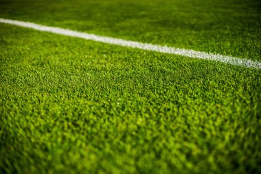 Yeşil parlak renkli çim saha futbol stafium, yakın çekim güzel bokeh ve şeritler