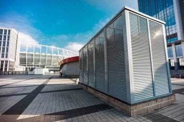 Kiev, Ukrayna Milli Güvenlik Olimpyiskiy stadyumda kompozisyonu derin mavi gökyüzü arka plan ve farklı yapılar ile kapatmak