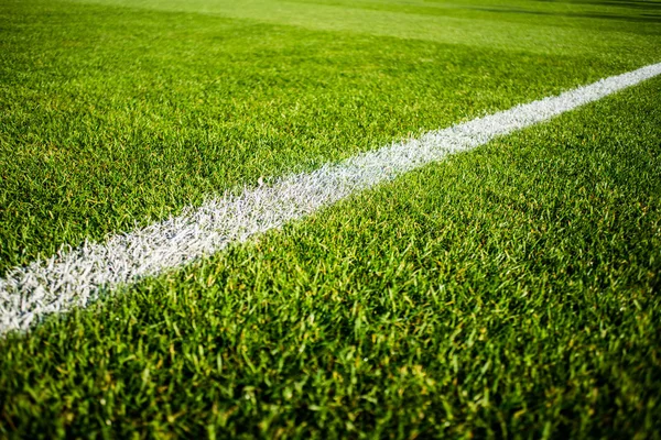 Yeşil parlak renkli çim saha futbol stafium, yakın çekim güzel bokeh ve şeritler