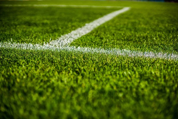 Yeşil parlak renkli çim saha futbol stafium, yakın çekim güzel bokeh ve şeritler