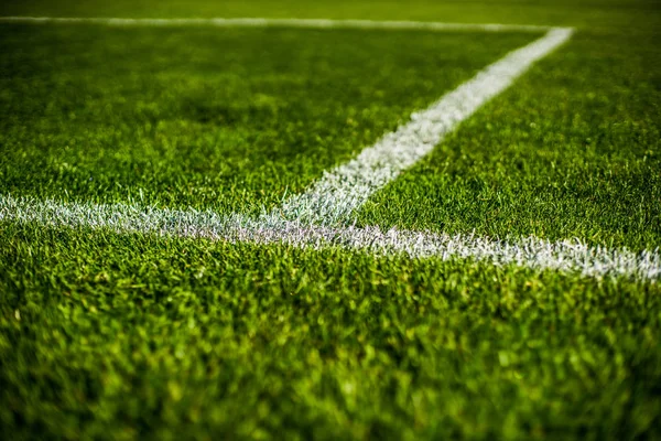 Yeşil parlak renkli çim saha futbol stafium, yakın çekim güzel bokeh ve şeritler