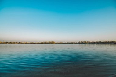Derin mavi Dnipro su ve sonbahar gün batımı ile güzel gökyüzü