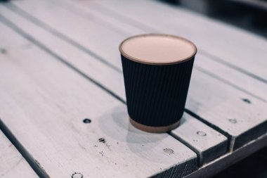 Bir bardak latte retro etkisi vintage şık ahşap tablo