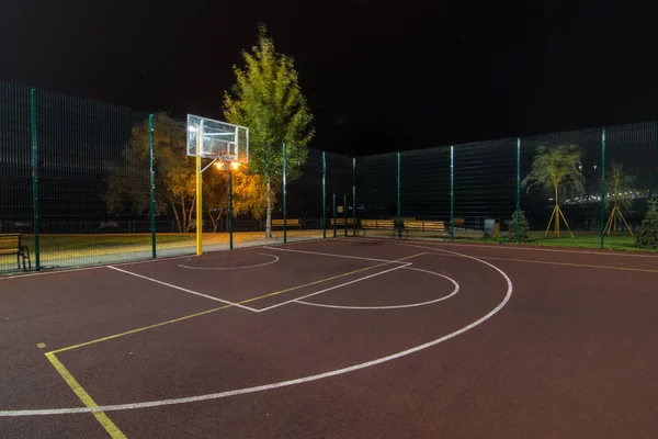 Belysta Basket Lekplats Med Röda Trottoaren Moderna Nya Basket Netto — Stockfoto