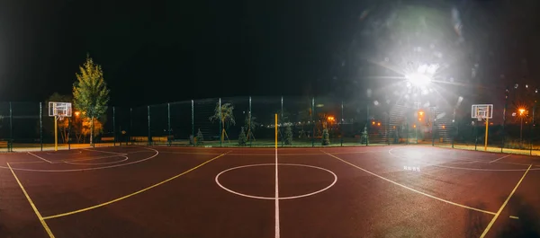 Işıklı basketbol Bahçesi Kırmızı kaldırım, modern yeni basketbol net ve arka plan üzerinde objektif mercek parlamaları.
